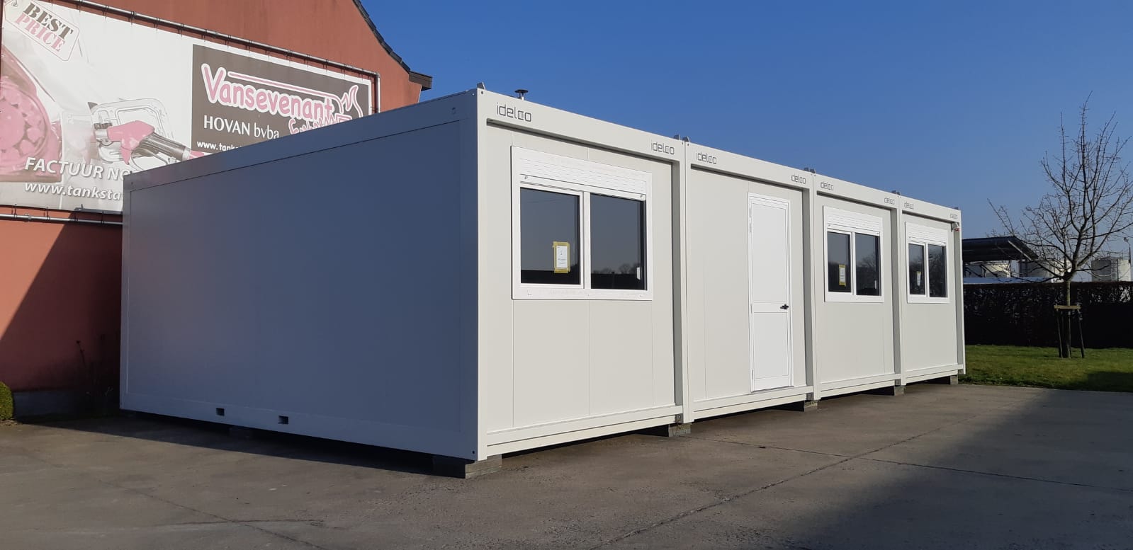 Vier kantoorunits voor een tankstation