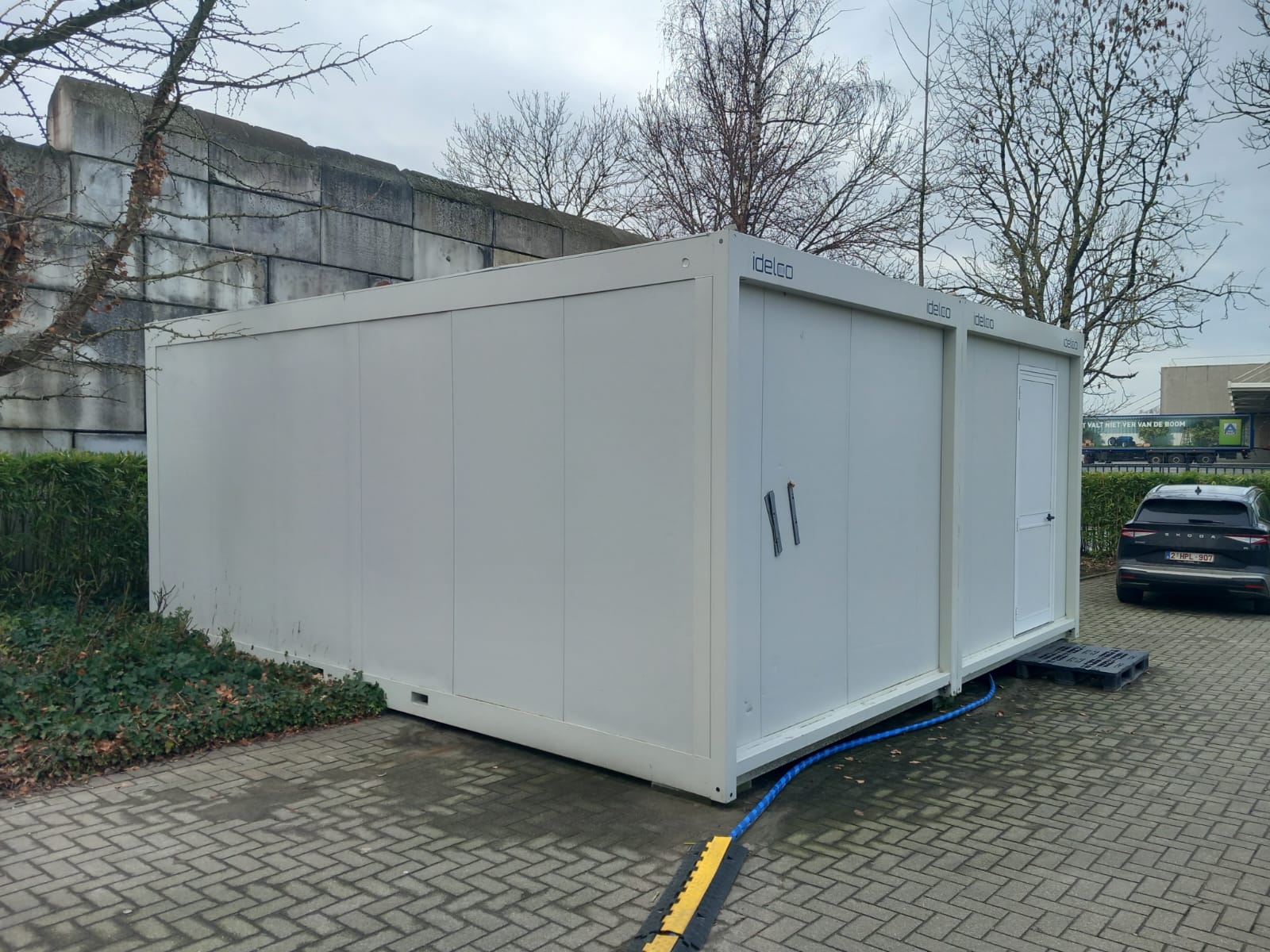 Opslagunits met sanitaire unit bij een productiesite in Roeselare