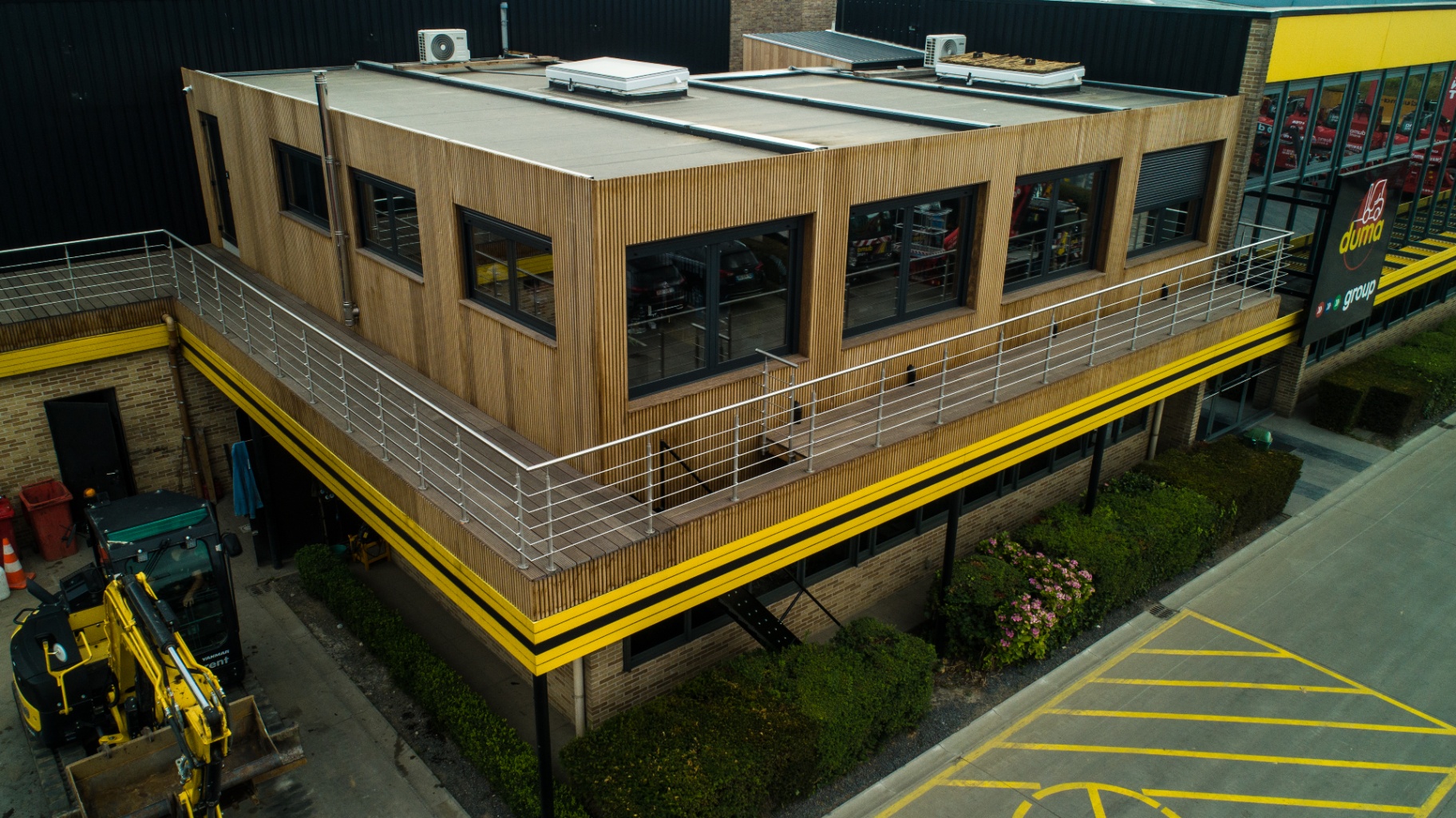 Modulair kantoorgebouw met dakterras voor bouw- en verhuurbedrijf in Kortrijk
