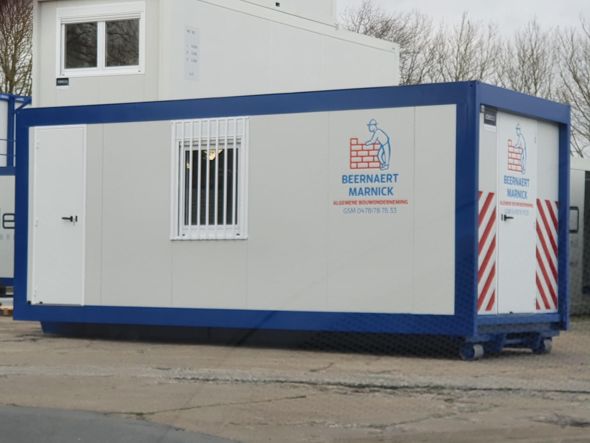 Verplaatsbare werfkeet met haakarmsysteem voor een bouwonderneming