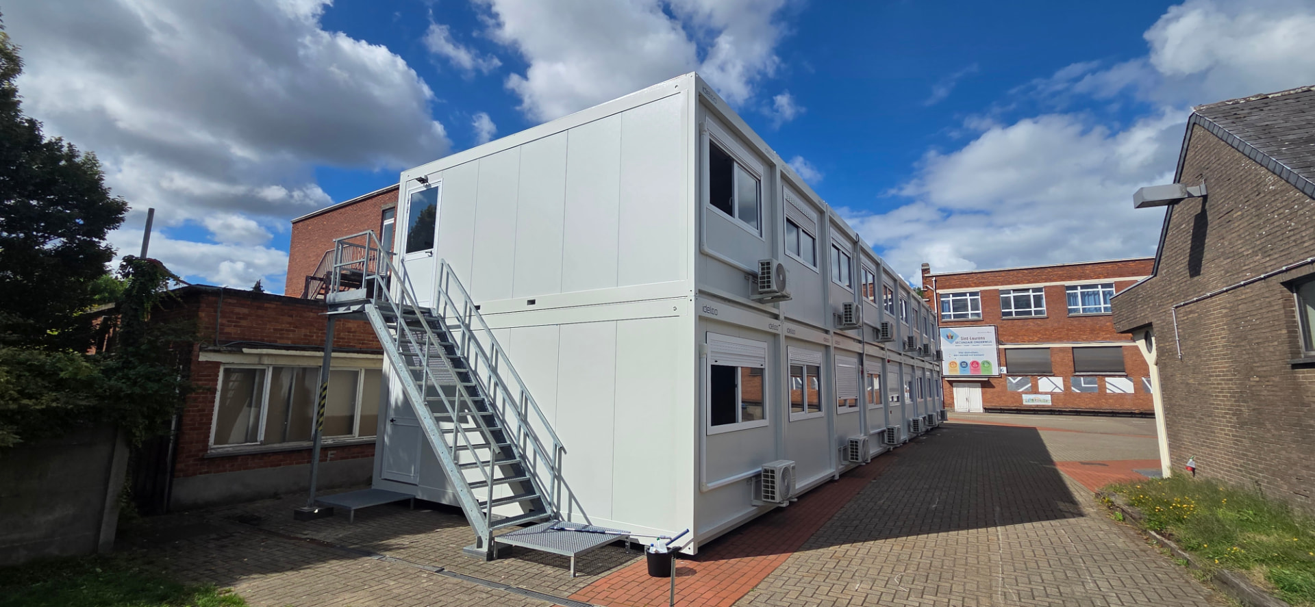 18 modulaire units in huur als klaslokalen voor een secundaire school