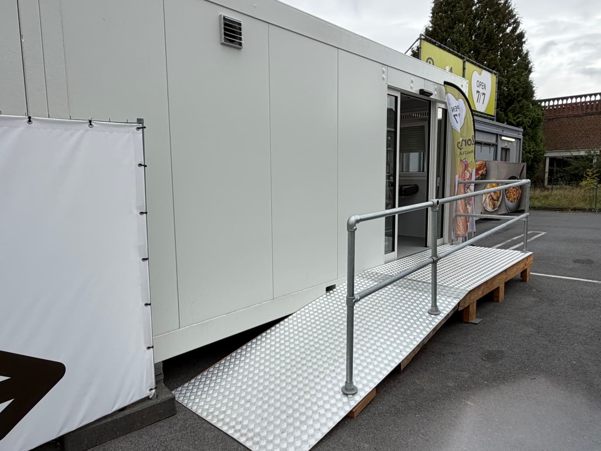 Tijdelijke slagerij en buurtwinkel in modulaire units